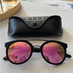 DIFF EYEWEAR Rose lens Black frame polarized sunglasses